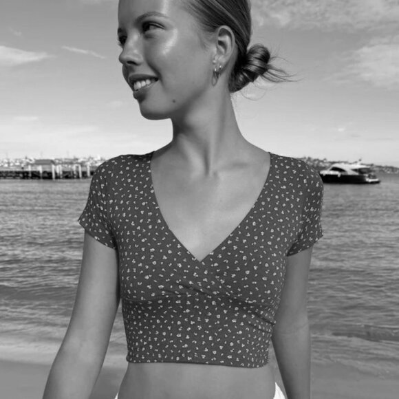 Brandy Melville Amara Floral Crop Top in Green - Picture 3 of 4